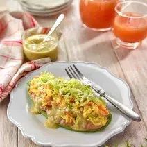 Huarache de nopal con huevo, zanahoria y salsa verde