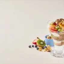 Copa de frutas y granola