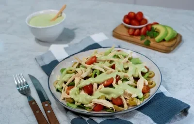 Ensalada con aderezo de aguacate