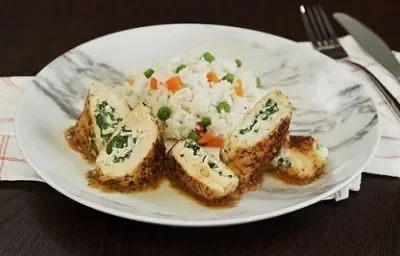 Pechuga rellena con requeson y espinaca a la leña