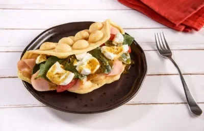 WAFFLE con VINAGRETA de PISTACHE preparados con Salsa de Soya MAGGI® WAFFLE con VINAGRETA de PISTACHE preparados con Salsa de Soya MAGGI®