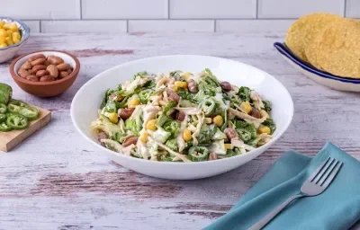 Ensalada de Pollo con Elote, Lechuga y Frijol Ensalada de Pollo con Elote, Lechuga y Frijol