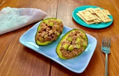 Aguacates Rellenos con Atún Aguacates Rellenos con Atún