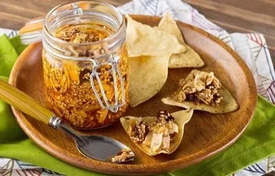 salsa de ajonjolí, almendra y hojuelas de chile salsa de ajonjolí, almendra y hojuelas de chile