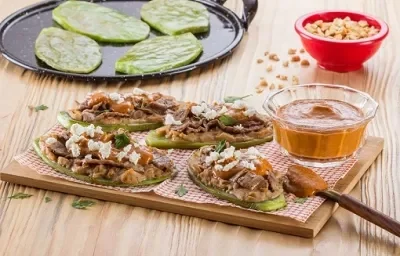 Huaraches de nopal con salsa de cacahuate Huaraches de nopal con salsa de cacahuate