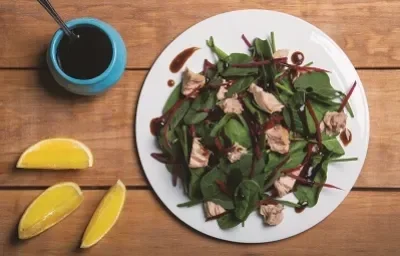 Ensalada con espinaca, berro y atún Ensalada con espinaca, berro y atún