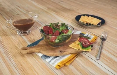 Ensalada de carnes frías con aderezo de ajo