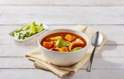 Sopa de verduras con pollo