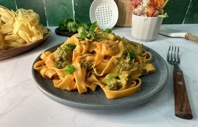 Fetuccini a la Crema con Camarones Fetuccini a la Crema con Camarones