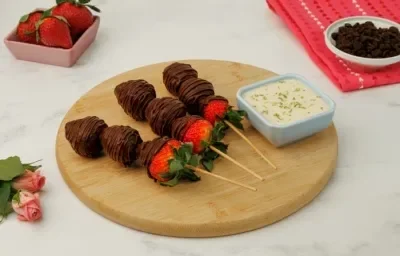 Banderillas de Fresas con Crema de Limón Banderillas de Fresas con Crema de Limón