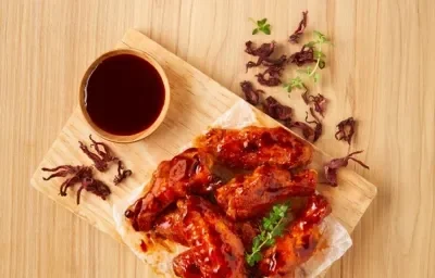 Alitas con salsa de jamaica