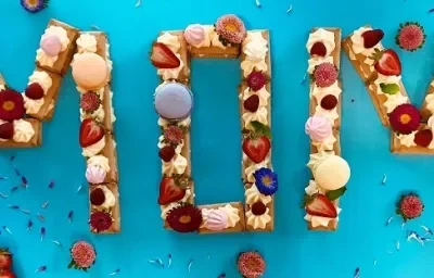 Pastel de letras con frutos rojos Pastel de letras con frutos rojos