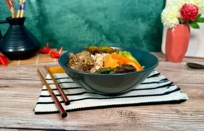 Poke bowl de res en salsa teriyaki