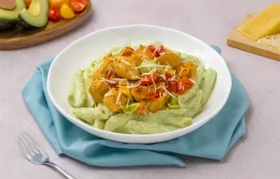 Pasta con Salsa de Aguacate y Pollo