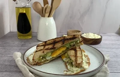 Sándwich de Queso Feta, Huevo y Pesto Sándwich de Queso Feta, Huevo y Pesto