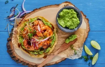 Tostada de camarón con aguacate