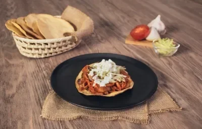 TOSTADAS de TINGA con COL preparados con CONSOMATE®