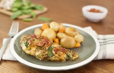 Abanico de pollo con espinacas y tocino Abanico de pollo con espinacas y tocino