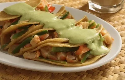 Enchiladas de camarón en salsa de aguacate Enchiladas de camarón en salsa de aguacate