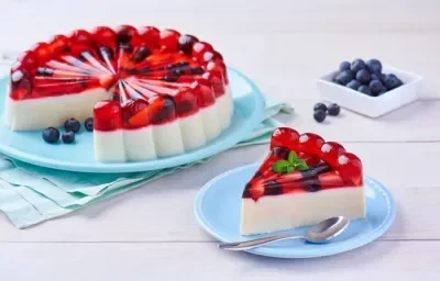 GELATINA de 3 LECHES con ARÁNDANO preparada con Leche Evaporada CARNATION® CLAVEL®.