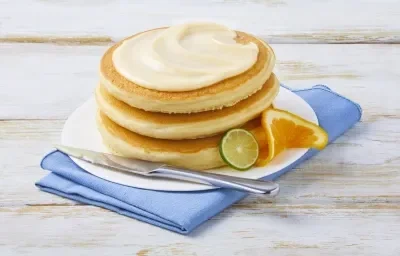 HOT CAKES CON NARANJA