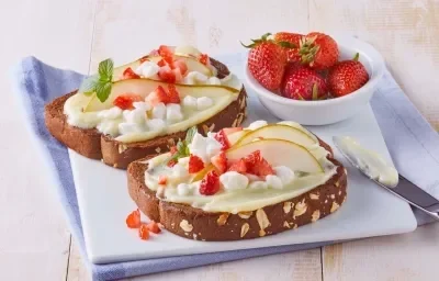Molletes con fresa y queso cottage Molletes con fresa y queso cottage