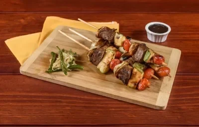 Brochetas de Res en Salsa de Tamarindo
