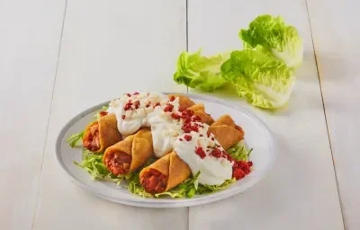 Tacos dorados de frijol con chorizo