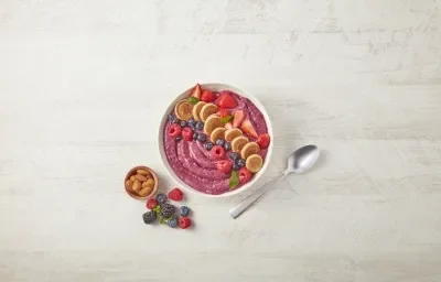 Smoothie bowl de mini hot cakes