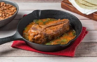 Espinazo de cerdo en salsa roja