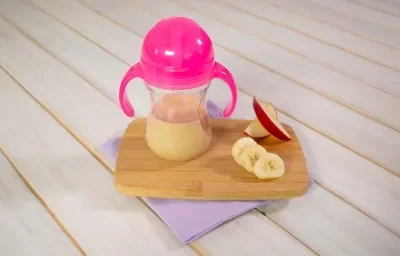 Licuado de yogurt con manzana y plátano Licuado de yogurt con manzana y plátano