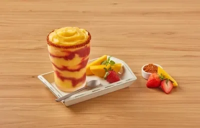 Frappé de mango con salsa de fresa Frappé de mango con salsa de fresa