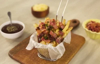Papas a la francesa con dip de bbq Papas a la francesa con dip de bbq