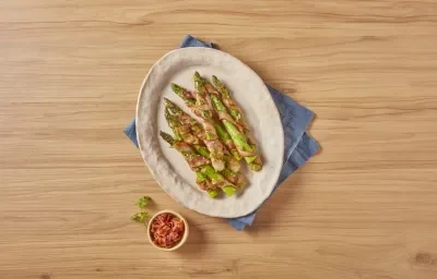 Espárragos envueltos con tocino