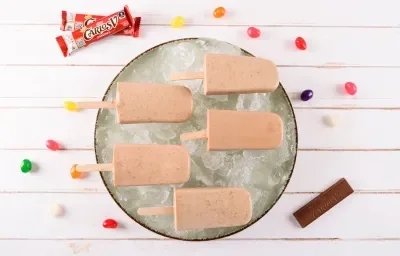 PALETAS de CARLOS V® preparadas con Chocolate con Leche CARLOS V®.