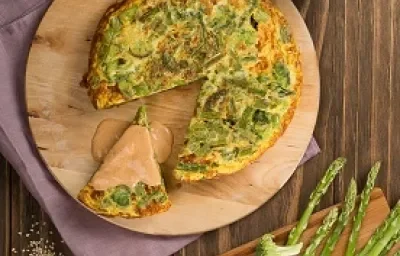 tortilla de espárrago, ejote y brocoli con salsa de ajonjolí tortilla de espárrago, ejote y brocoli con salsa de ajonjolí