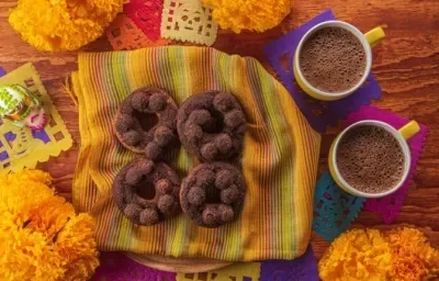 Donas de Pan de Muerto con Chocolate Donas de Pan de Muerto con Chocolate