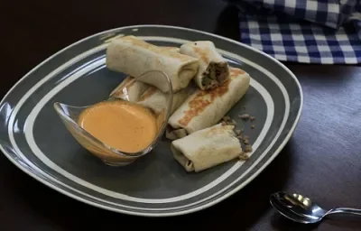 Burritos de carne con dip de chorizo Burritos de carne con dip de chorizo