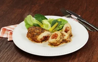 Pechuga de pollo rellena de choriqueso Pechuga de pollo rellena de choriqueso