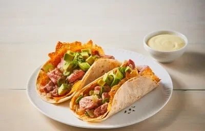 Tacos de atún con costra de queso
