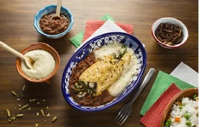 Pollo relleno de huitlacoche con salsa de chapulín Pollo relleno de huitlacoche con salsa de chapulín