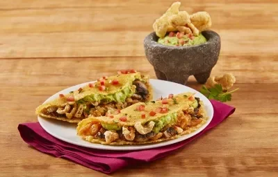 Tacos de costra de queso y chicharrón Tacos de costra de queso y chicharrón