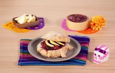 Pan de muerto con compota de frutos rojos Pan de muerto con compota de frutos rojos