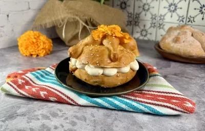 Pan de Muerto Relleno de Cempasúchil