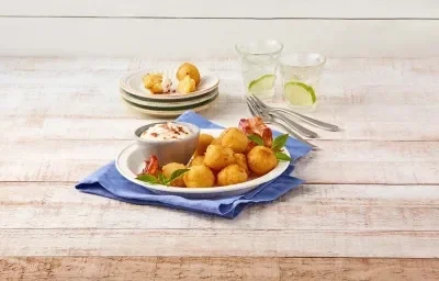 Bolitas de papa con dip de tocino y albahaca Bolitas de papa con dip de tocino y albahaca