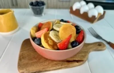 Bowl de Mini Hot Cakes con Fruta Bowl de Mini Hot Cakes con Fruta