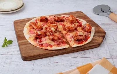 Pizza de Tocino y Pollo BBQ Pizza de Tocino y Pollo BBQ