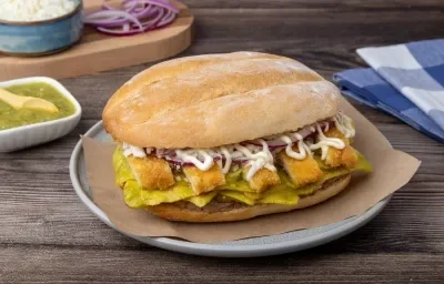 Torta de Chilaquiles Torta de Chilaquiles