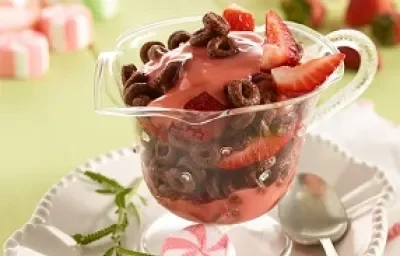 Copa de fresas con salsa de bombón Copa de fresas con salsa de bombón