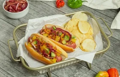 Hot Dog con Cebollas Encurtidas Hot Dog con Cebollas Encurtidas